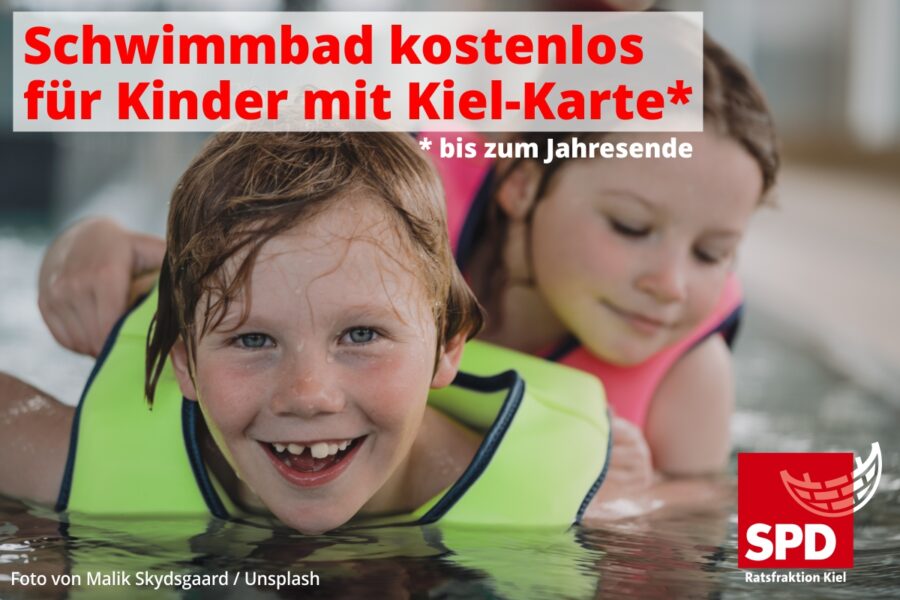 Kinder planschen im Wasser