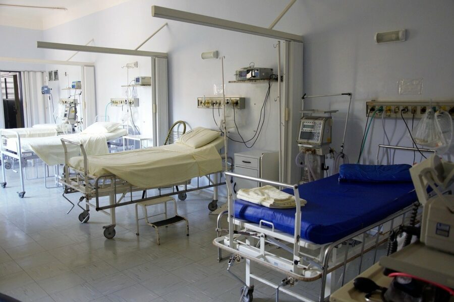 Vier Betten im Krankenhaus