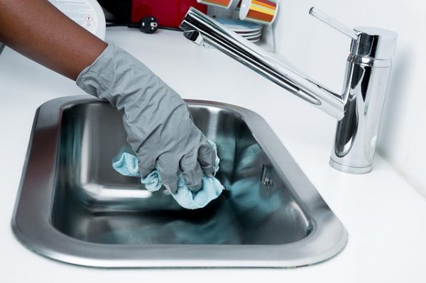 Hand reinigt Spülbecken