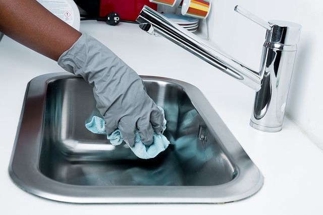 Hand reinigt Spülbecken