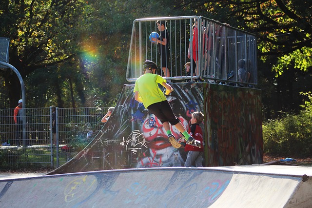 Skater in der Halfpipe auf Spielplatz
