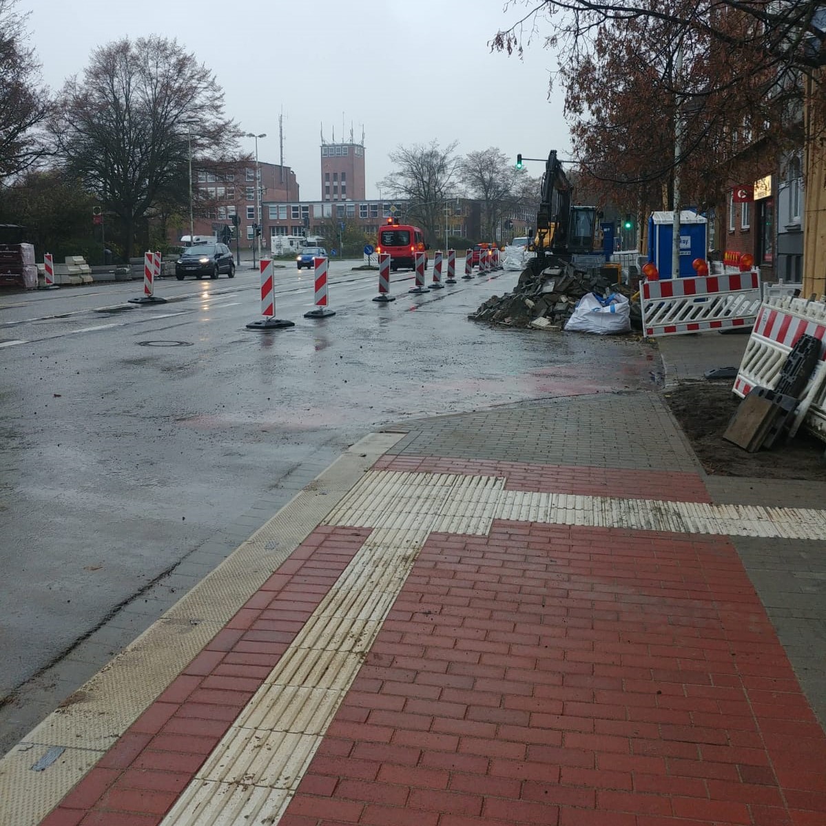 Blick von der Bushaltestelle Hansastraße nach Westen in die Gutenbergstraße