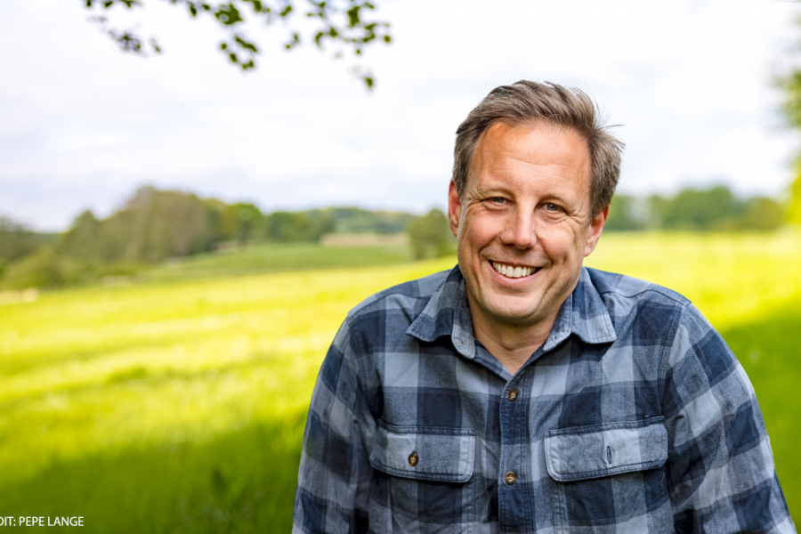 Thomas Losse-Müller Pressebild vor unscharfer Sommerwiese