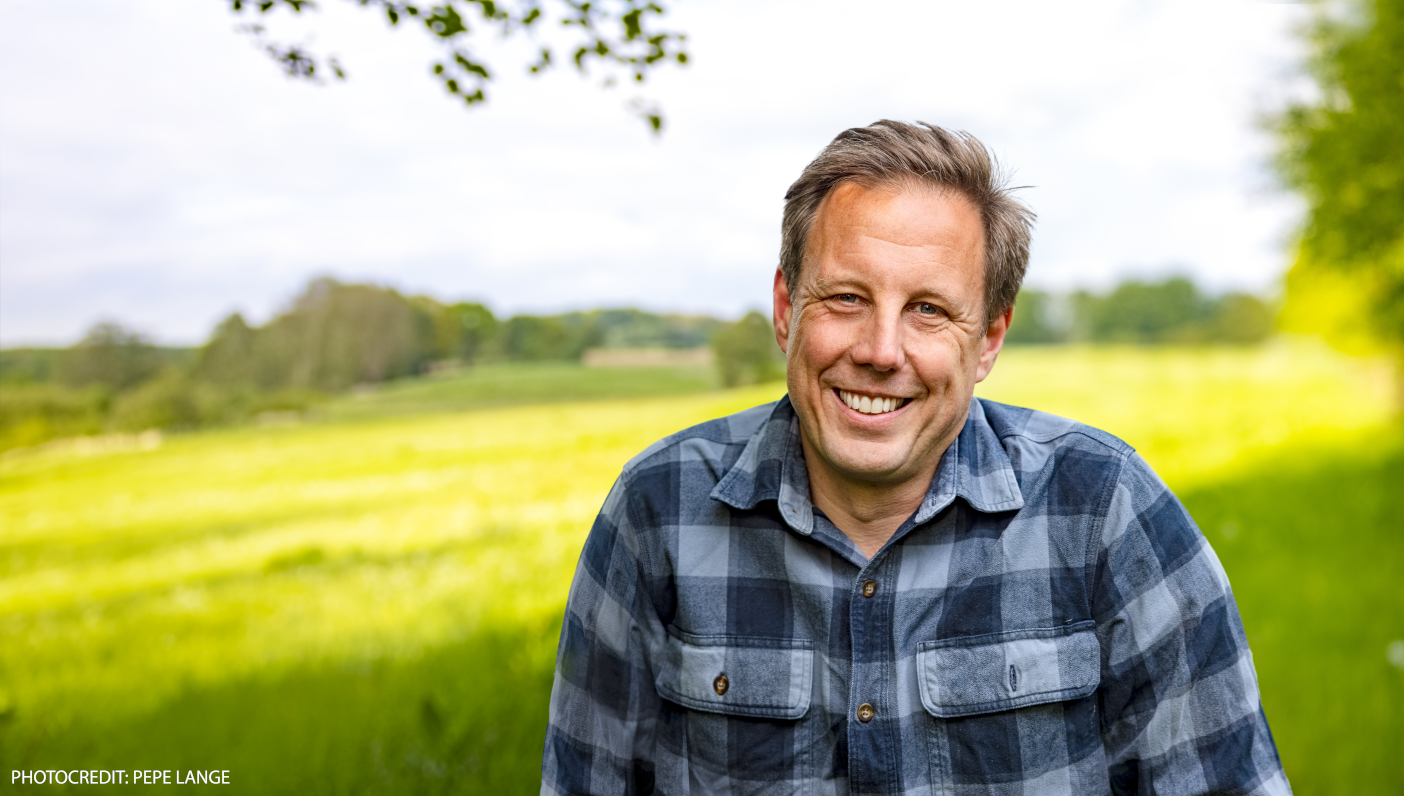 Thomas Losse-Müller Pressebild vor unscharfer Sommerwiese