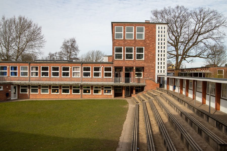 Friedrich-Junge-Gemeinschaftsschule: Schulbebäude, Freilichtbühne mit Rasen