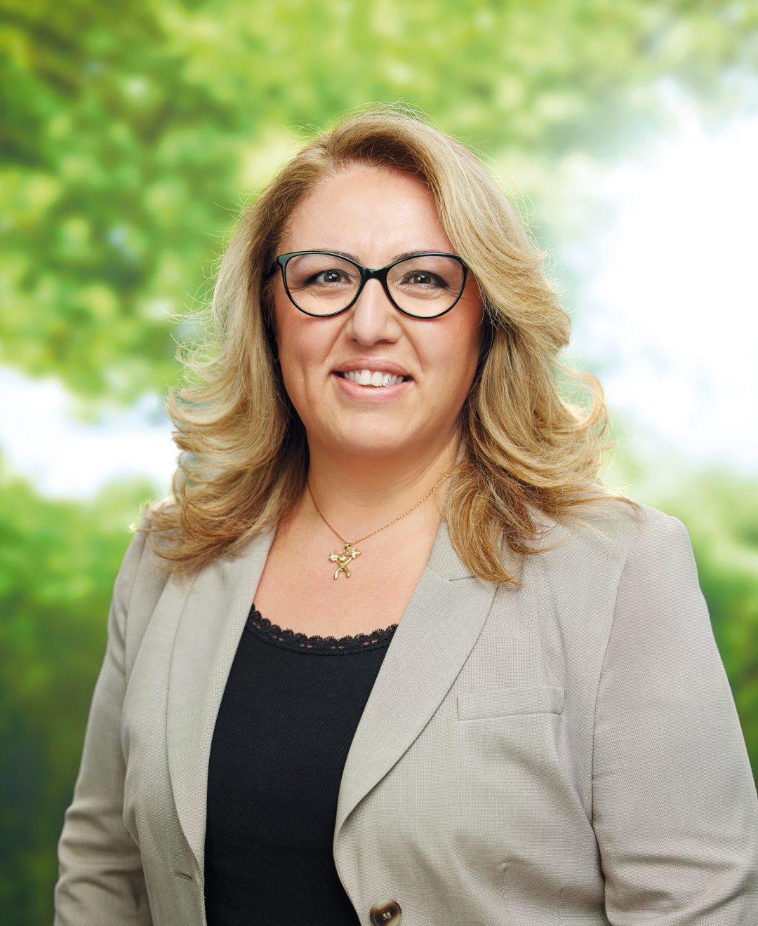 Özlem Ünsal Pressefoto vor unscharfem Hintergrund