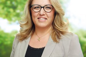 Özlem Ünsal Pressefoto vor unscharfem Hintergrund