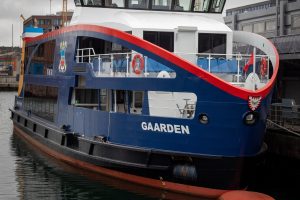 Blaue Elektrofähre, auf der 