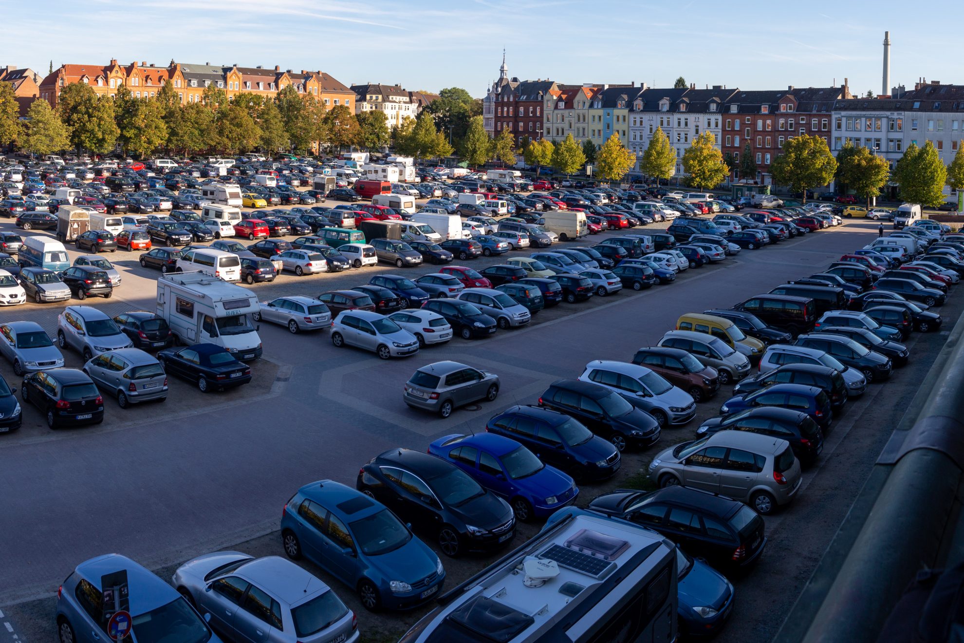 Wilhelmplatz in Kiel mit vielen parkenden Autos
