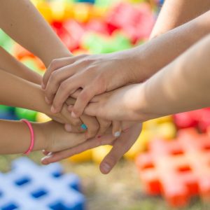 Kinderhände, die aufeinander liegen