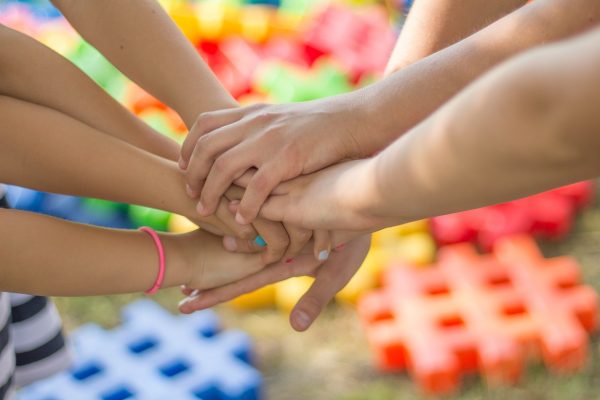 Kinderhände, die aufeinander liegen