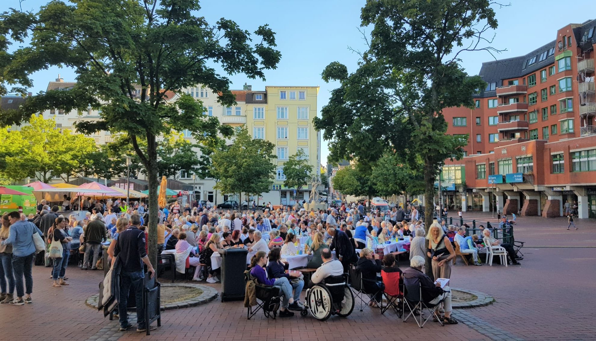 Viele Menschen auf dem Vinetaplatz versammelt