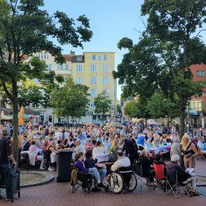 Viele Menschen auf dem Vinetaplatz versammelt