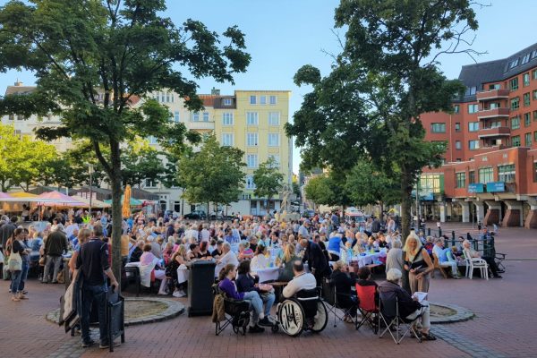 Viele Menschen auf dem Vinetaplatz versammelt