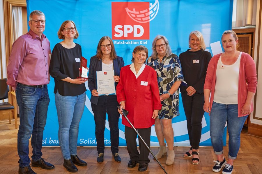 Auf dem Foto (v.l.n.r.): Alexander Reimers, Ilona Braschkat, Daniela Sommerfeldt (alle Gehörlosen-Verband Schleswig-Holstein), Gundula Raupach, Gesa Langfeldt (SPD-Ratsfraktionsvorsitzende), Mi-chaela Pries (Landesbeauftragte für Menschen mit Behinderung), Anna-Lena Walczak (Sprecherin der SPD-Ratsfraktion für Menschen mit Behinderung)