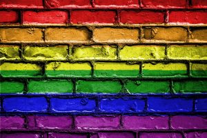 Regenbogenfarben auf Steinmauer