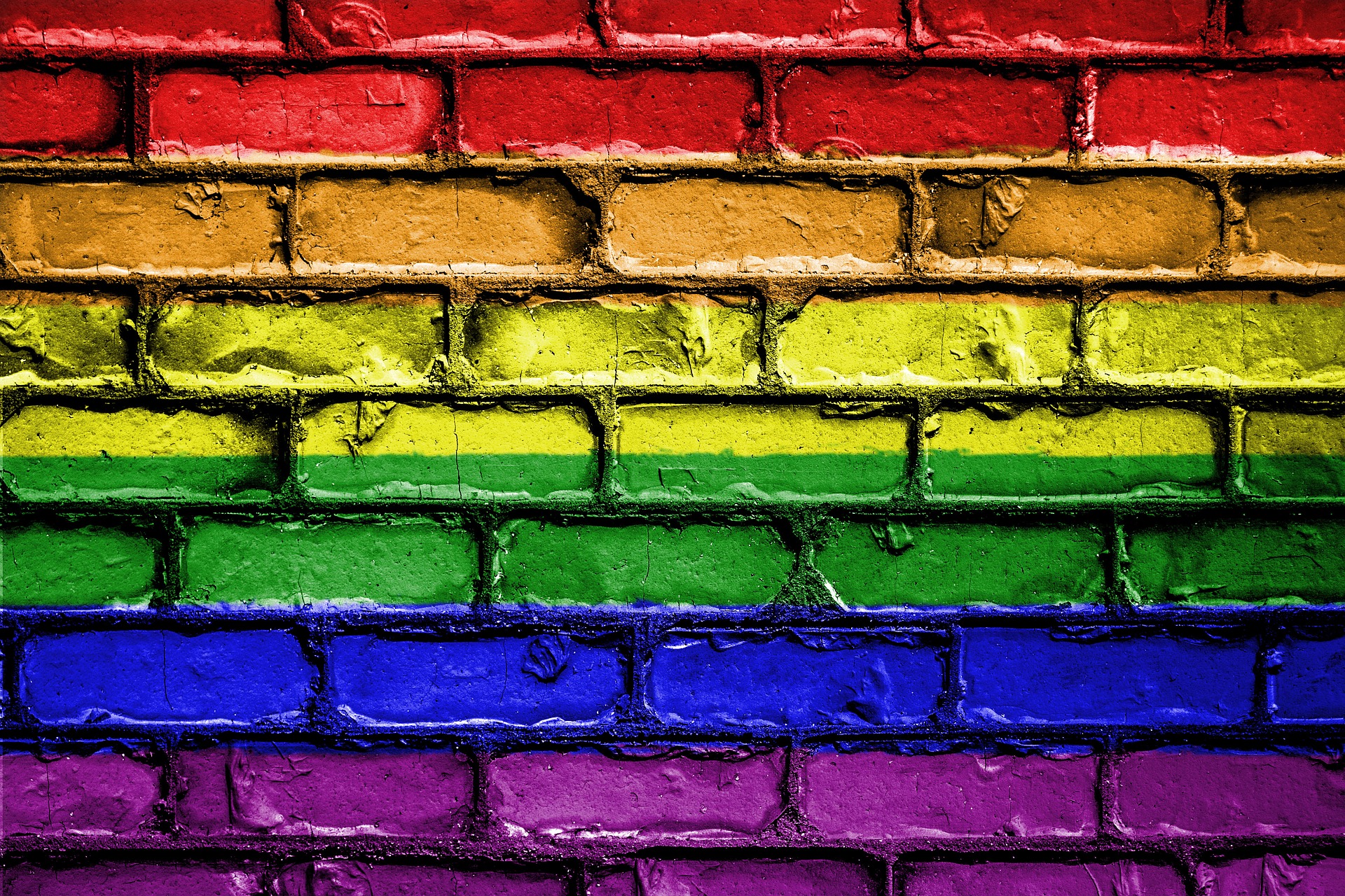 Regenbogenfarben auf Steinmauer