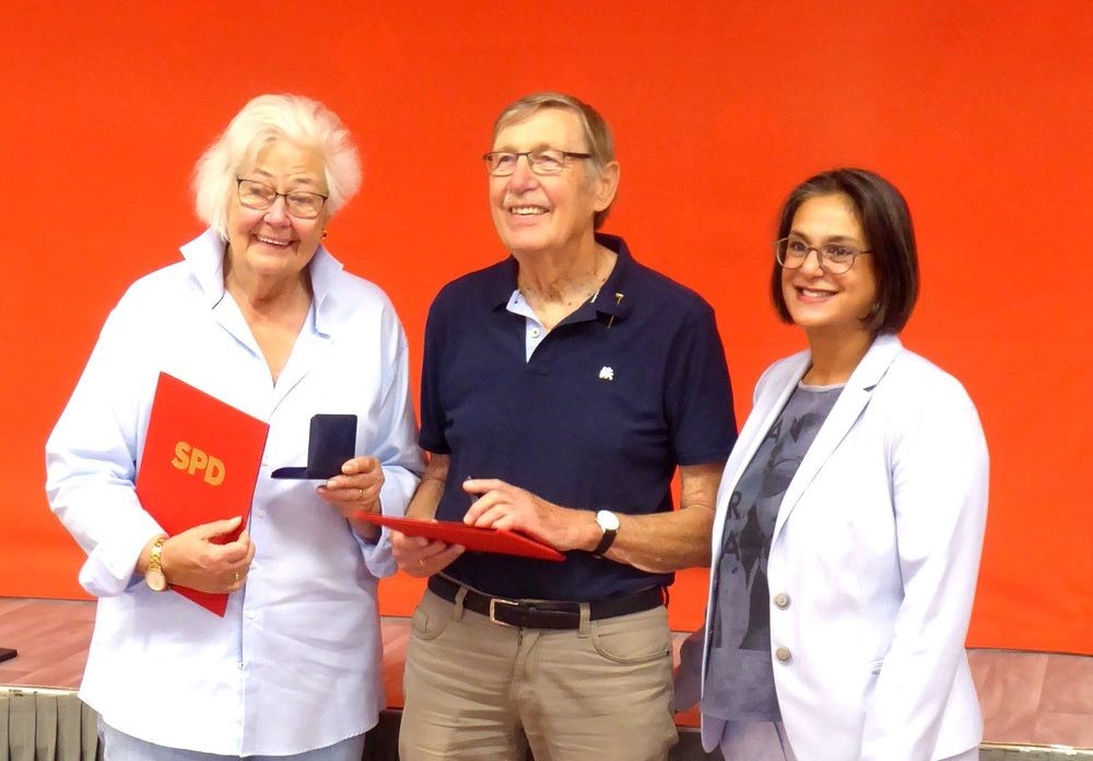 Ingrid Lietzow, Albrecht Kempe und Serpil Midyatli bei der Mitgliederehrung