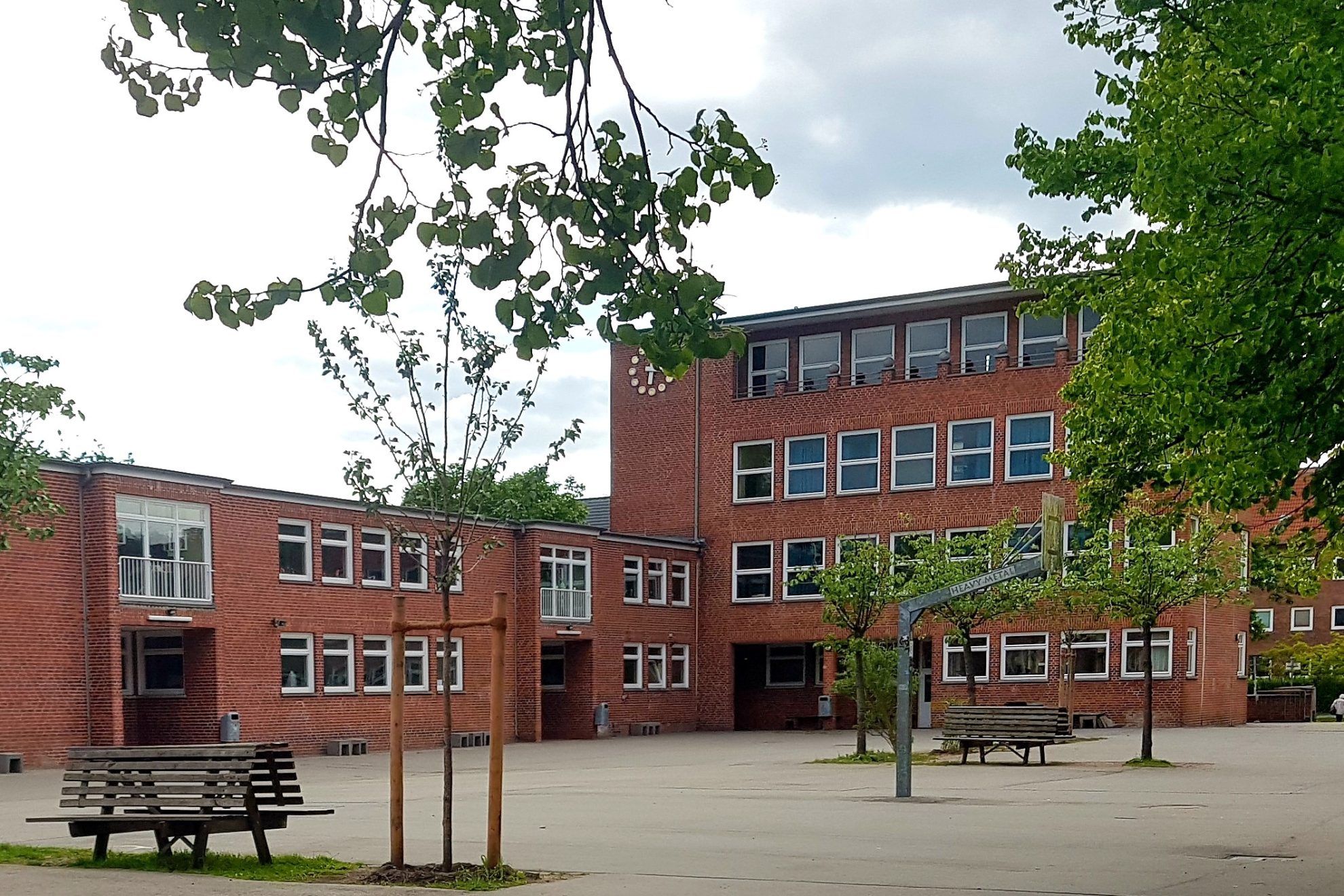 Schulhof der Goetheschule mit Basketballkorb und Bänken