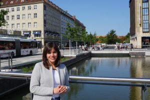 Christina Schubert steht am Holstenfleet. Im Hintergrund sind Meislan und das Anson's-Haus zu sehen.