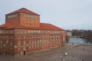 Opernhaus Kiel und Teil des Rathausplatzes