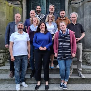 Erste Reihe von links nach rechts: Nesimi Temel, Dr. Christina Schubert, Anna-Lena Walczak ; zweite Reihe von links nach rechts: Volkhard Hanns, Tabea Philipp, Antje Möller-Neustock, Sönke Klettner; 3. Reihe von links nach rechts: Dr. Matthias Hüls, Özgürcan Baş ; 4. Reihe von links nach rechts: Raman Muhamad, Matthias Treu