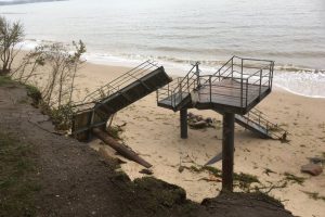 Treppe zum Strand in drei Teile zerlegt