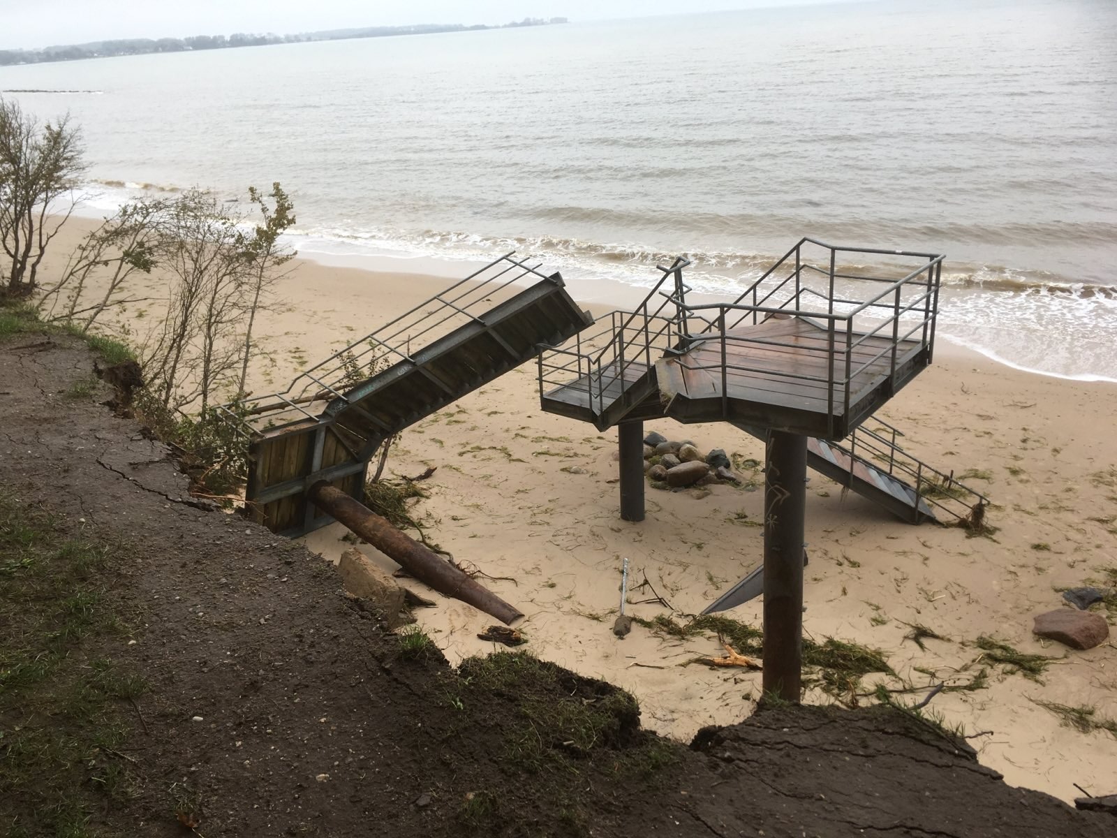 Treppe zum Strand in drei Teile zerlegt