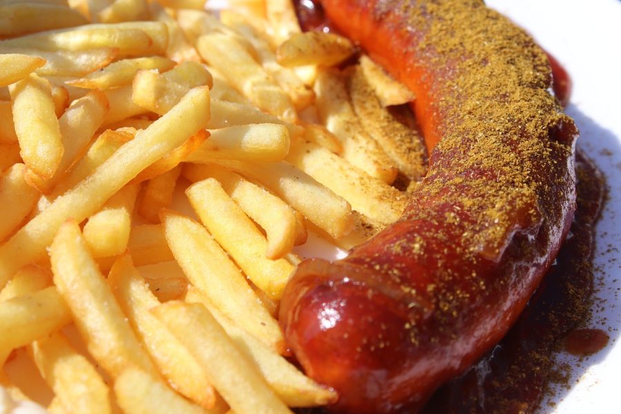 Currywurst mit Pommes