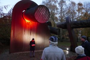 Gesine Stück steht vor dem Breuste-Denkmal und hält eine Rede
