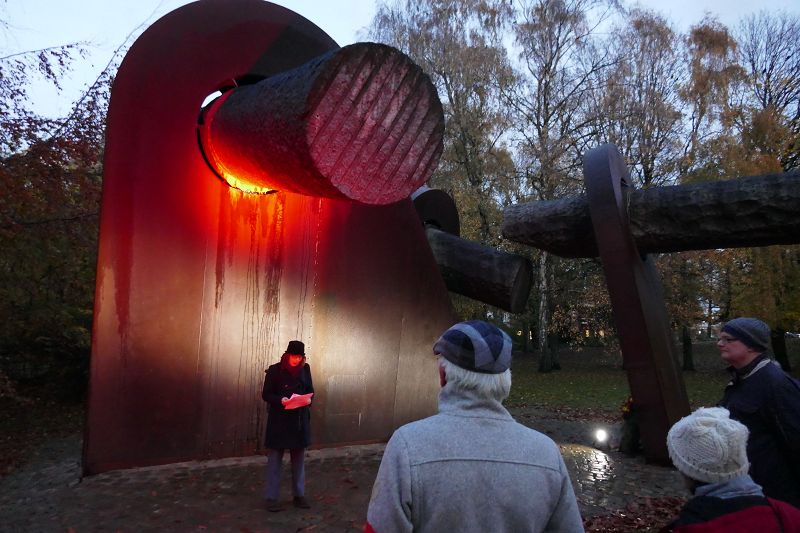 Gesine Stück steht vor dem Breuste-Denkmal und hält eine Rede